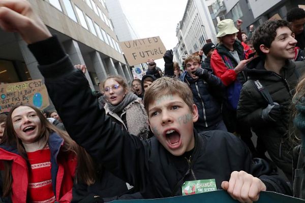 Brüksel'de 35 bin genç iklim değişikliğini protesto etmek için toplandı