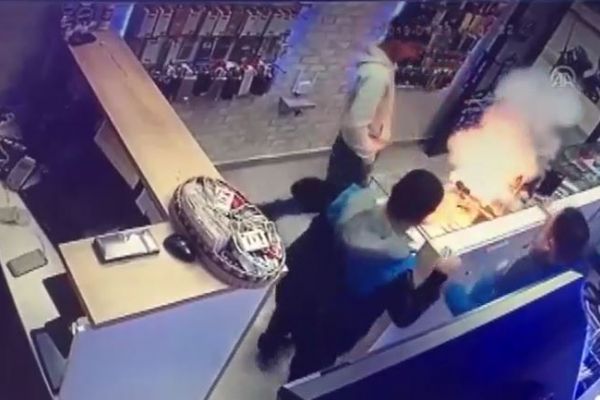 Cep telefonunun patlama anı güvenlik kamerasında