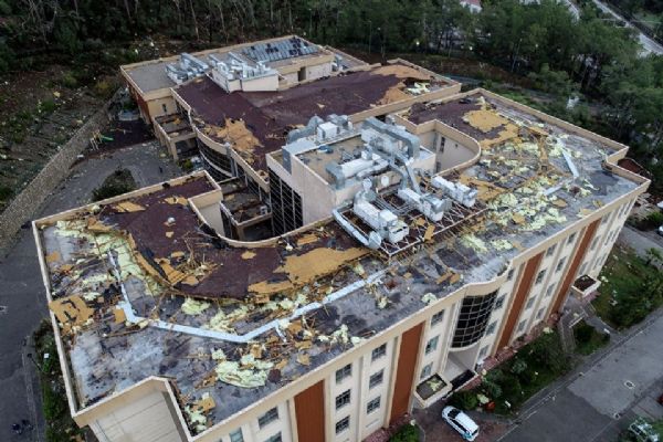 Hortum, hastaların tahliye edilmesine neden oldu