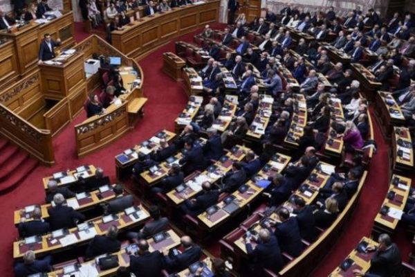 Yunanistan Meclisi Makedonya'nın yeni ismini onayladı