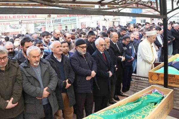 Bir gün arayla vefat ettiler