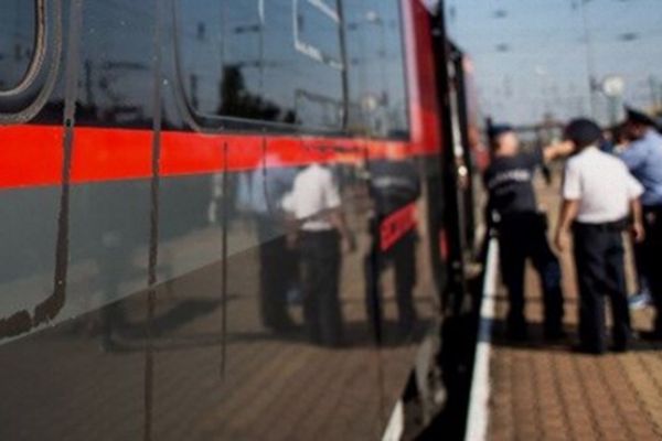 Almanya'da bomba alarmı: 500 yolcu tahliye edildi