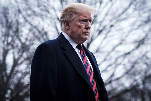 Trump'tan Stone'un gözaltına alınmasına 'cadı avı' benzetmesi