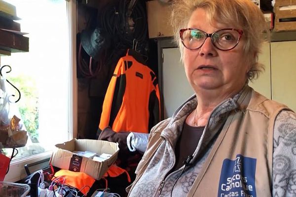 Fransız kadın, göçmenlere anne şefkatiyle yardım ediyor