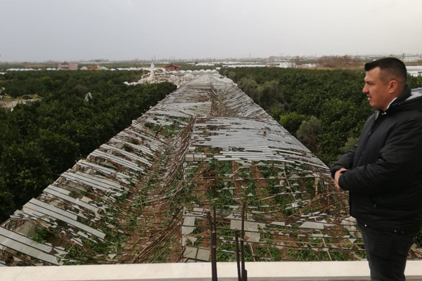 Kumluca'da hortum: 5 kişi yaralandı