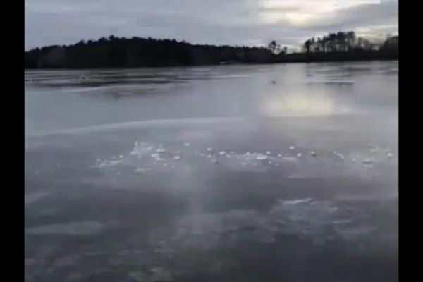 Donmuş göl atılan buz parçasının çıkardığı ilginç ses