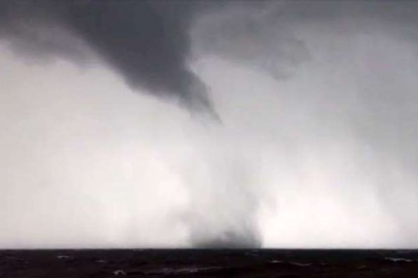 Antalyayı vuran dev hortum otobüsleri devirdi