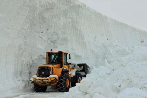 Doğu'da kar kalınlığı 10 metreyi buldu