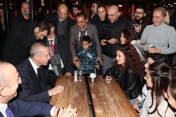 Erdoğan kafede vatandaşlarla sohbet etti