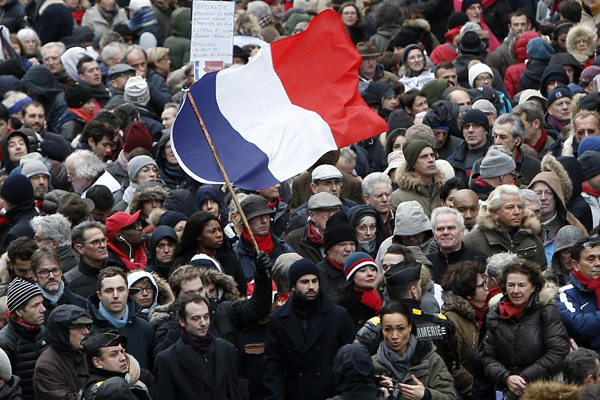 Sarı Yelekliler'den sonra ''Kırmızı Fularlılar'' sokakta