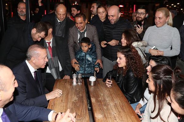 Erdoğan kafede vatandaşlarla sohbet etti