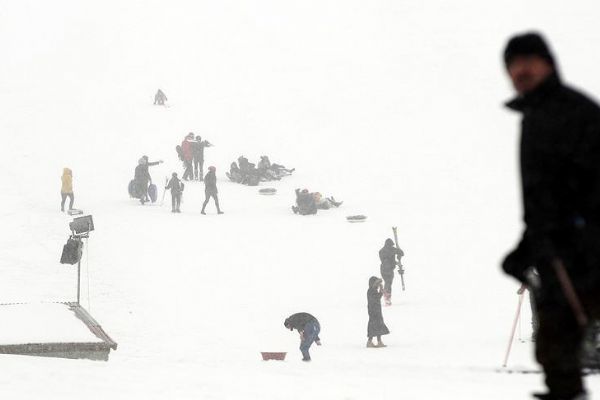 Kar ve sisli havada kayak keyfi