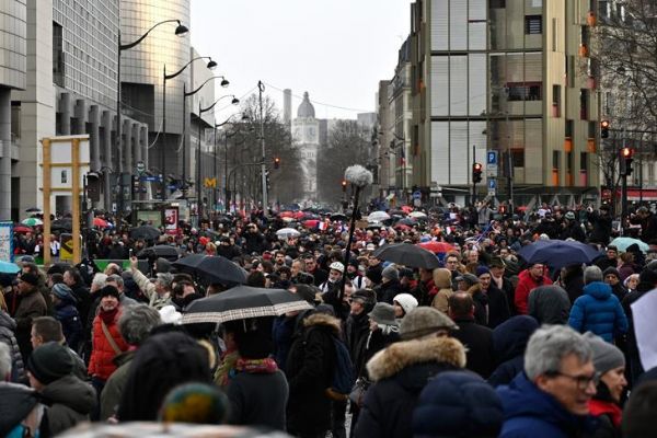 Paris'te 'kırmızı fularlılar'dan sarı yeleklilere karşı gösteri
