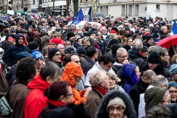 Sarı Yeleklileri kınayan Kırmızı Fularlılar sokakta