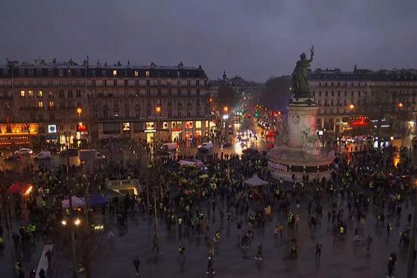 Sarı yeleklilerin Paris'te düzenlediği Sarı Gece olaylı bitti