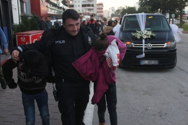 Bahşiş alamayan çocuklar gelin arabasının camını kırdı