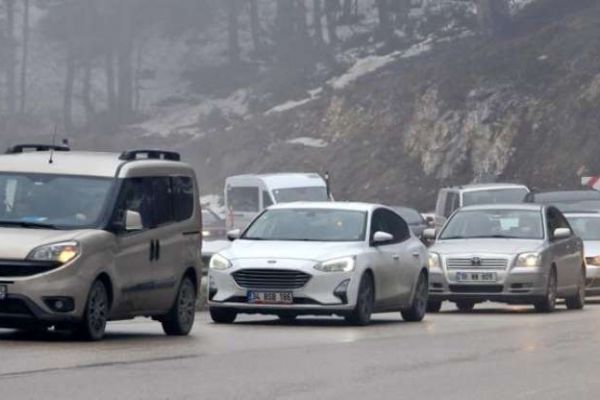 Uludağ'da 11 kilometre tatilci kuyruğu