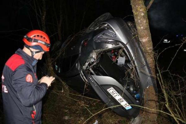 TEM'de kaza: Takla attan araç bariyerleri aşıp şarampole yuvarlandı