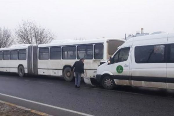 Servis araçları kaza yaptı: 3 yaralı