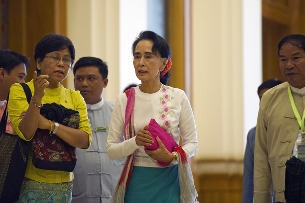 Suu Kyi'den Myanmar'a yatırım çağrısı