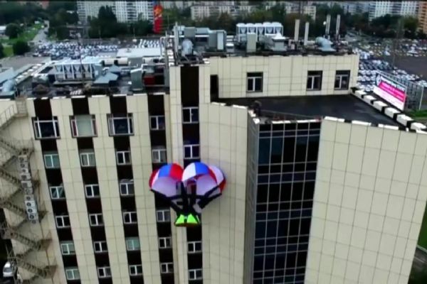 Gökdelenlerdeki acil durumlar için hava yastığı yapıldı