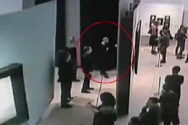 Moskova'da ünlü bir tabloyu çalan adam güvenlik kamerasına yakalandı