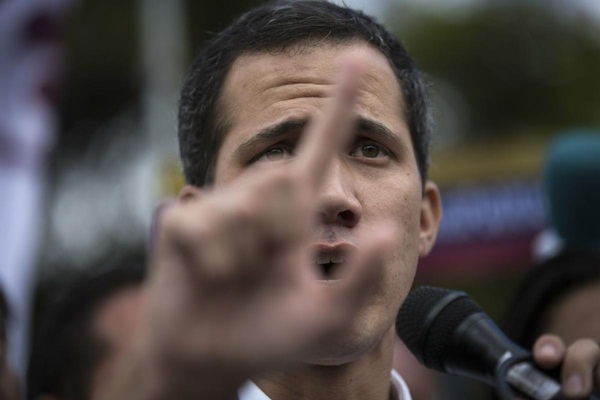 Kendisini geçici devlet başkanı ilan eden Guiado, halkı sokağa çağırdı