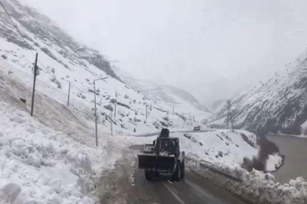Hakkari-Çukurca kara yoluna çığ düştü