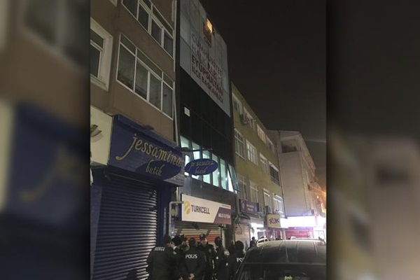 CHP ilçe binası önünde kavga: Yaralılar var