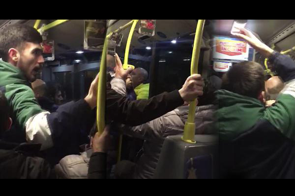 Metrobüste taraftar kavgası