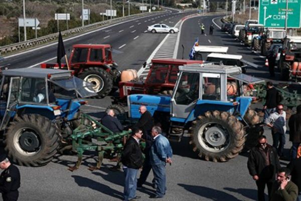 Yunanistan'da çiftçiler ayaklandı