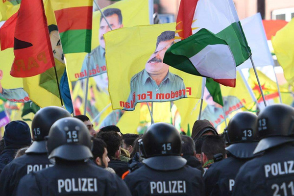 Kürt yönetimi binalarına saldırıyorlar