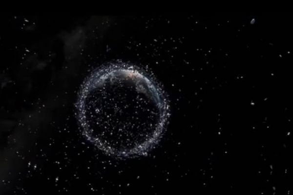 Dünyanın etrafındaki çöpler tehlike oluşturuyor