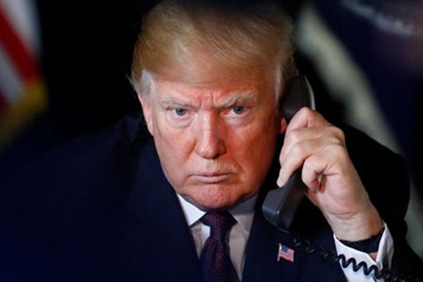 Trump,  kendisini başkan ilan eden Guaido'yu aradı