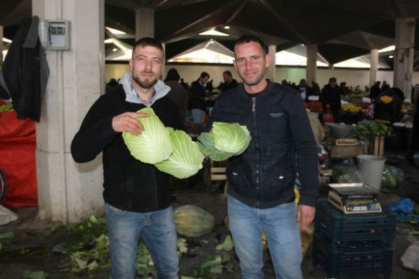 Konya'da pazar esnafı lahanayı yaprak yaprak sattı