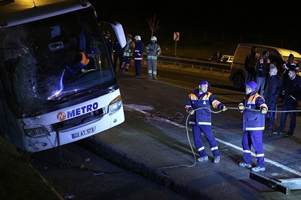 İstanbul'da yolcu otobüsü devrildi: 2 ölü, 21 yaralı