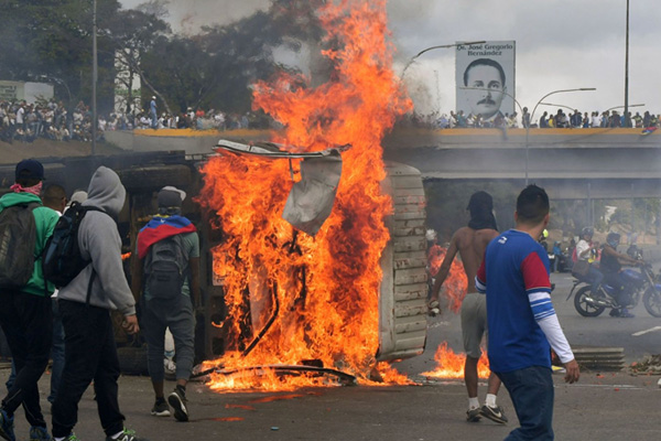 Hem Maduro hem Guaido yanlıları sokağa çıkacak