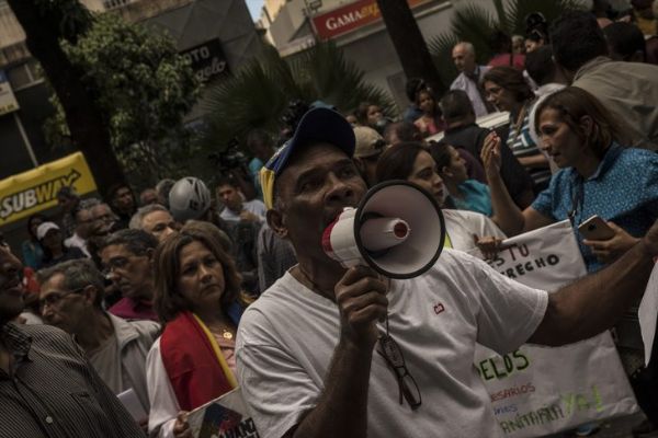 Venezuela'da muhalifler sokaklara döküldü