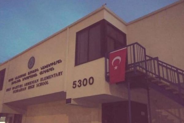 ABD'de Ermeni okullarına Türk Bayrağı asıldı