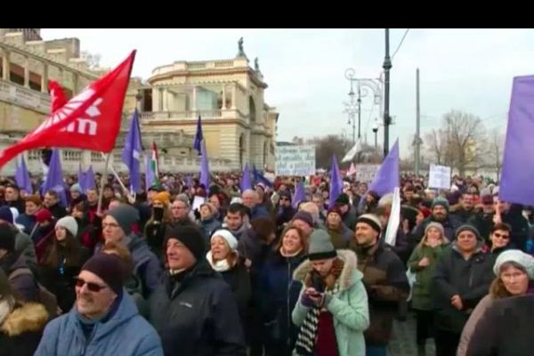 Macaristan halkı 'kölelik yasasına' karşı sokakta