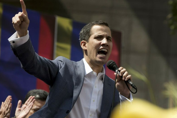 Guaido: Geçici devlet başkanlığı ilanım kendi isteğim değildi