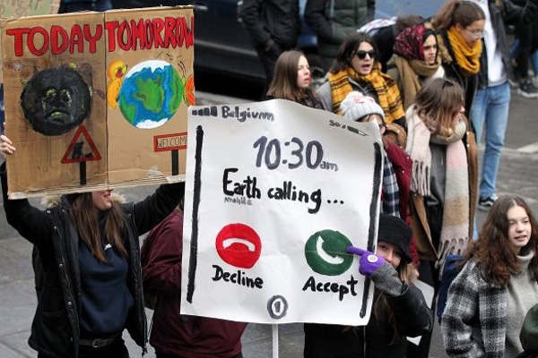 Brüksel'de öğrencilerden iklim protestosu
