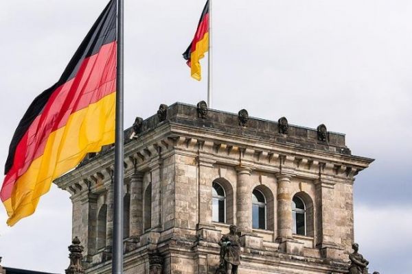 Almanya'daki başörtüsü yasağına inceleme