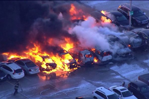 Amerika'da havlimanına ait otoparkta yangın
