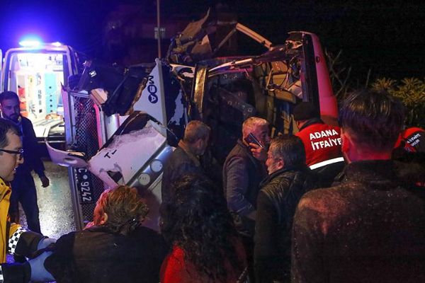 Adana'da asker uğurlamasına gidenleri taşıyan midibüs devrildi: 3 ölü, 20 yaralı