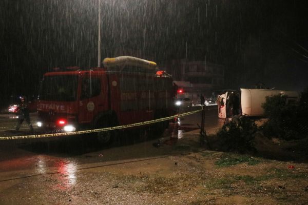 Asker uğurlamasına giderken iş makinesiyle kafa kafaya çarpıştılar