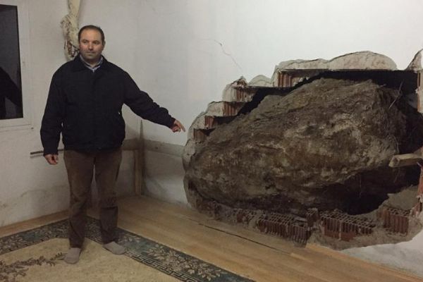 İzmir'de kopan kaya parçası eve girdi