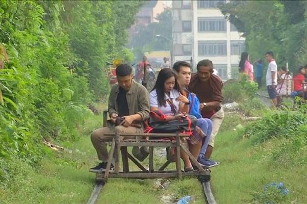 Filipinler'de girişimciler kendi icatlarıyla demir yolu taşımacılığı yapıyor