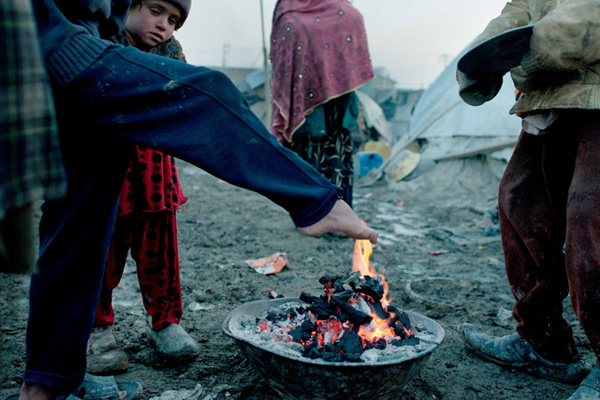 Mülteci kampında bebek ve çocuklar donarak ölüyor
