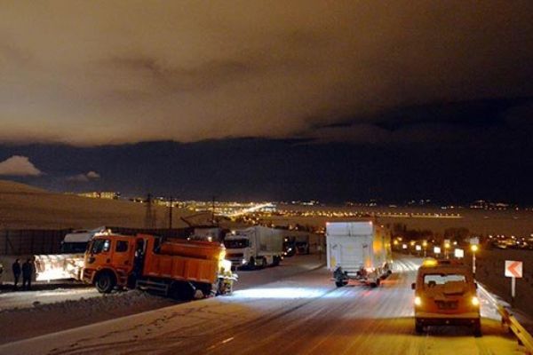 Tır yoldan çıktı, 30 araç mahsur kaldı